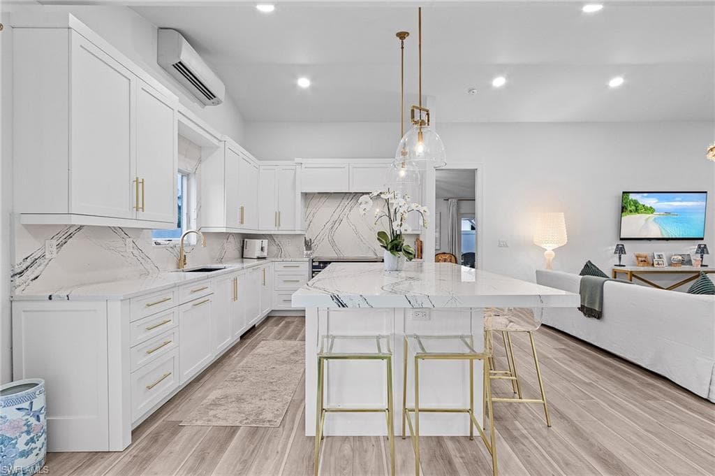 725 2nd St S 4/5, Naples, FL 34102-4