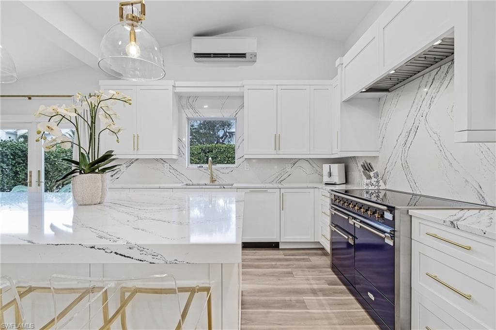 725 2nd St S 4/5, Naples, FL 34102-5