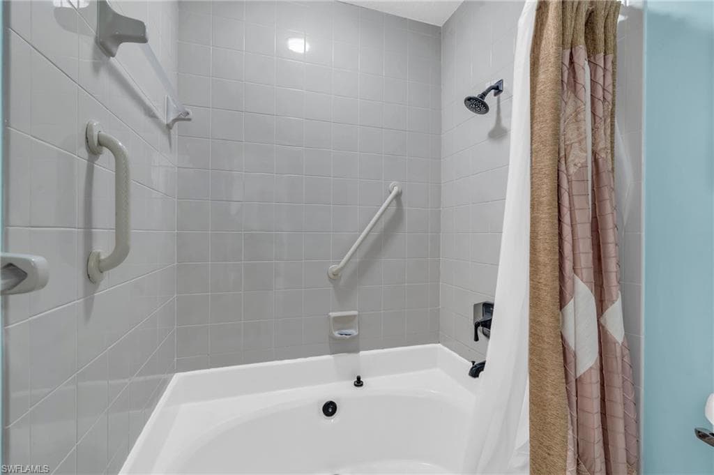 75 Emerald Woods Dr G8, Naples, FL 34108-17