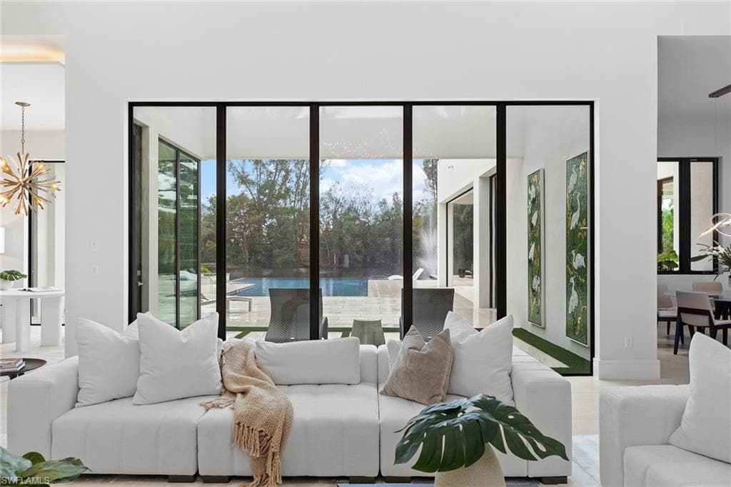 172 Center St, Naples, FL 34108-8