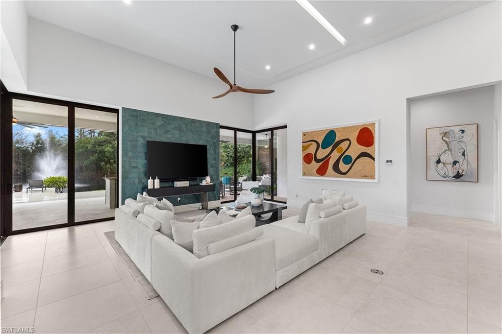 172 Center St, Naples, FL 34108-17