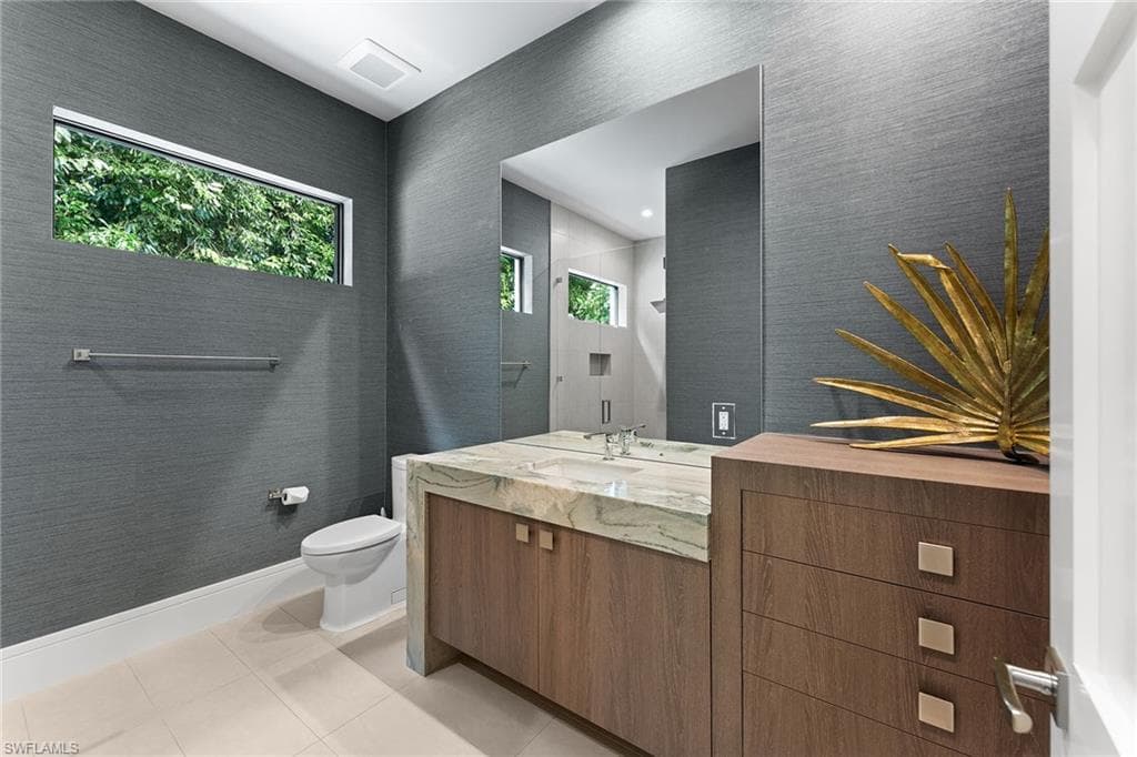 172 Center St, Naples, FL 34108-22
