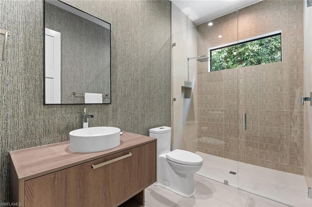 172 Center St, Naples, FL 34108-25