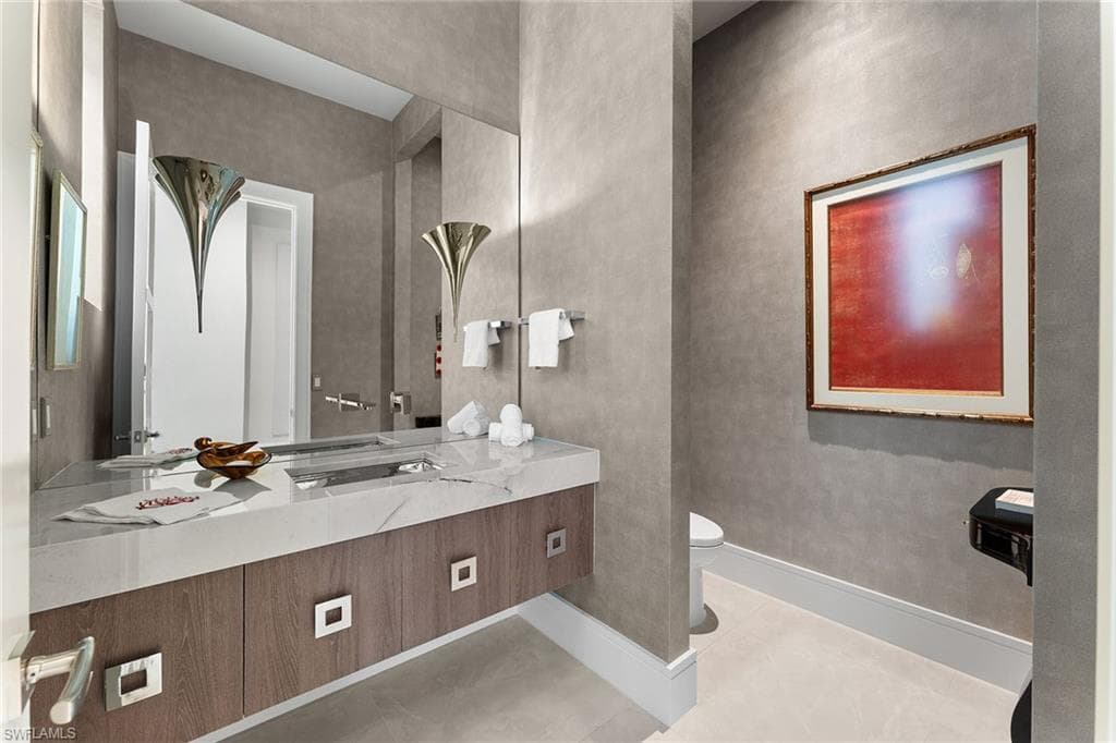 172 Center St, Naples, FL 34108-28