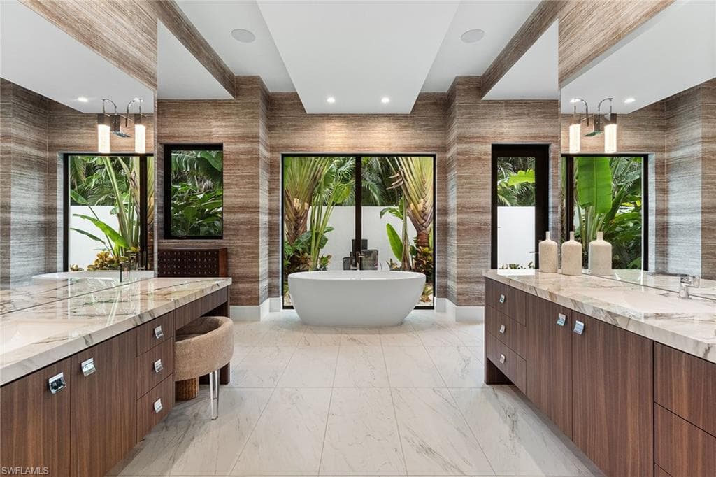 172 Center St, Naples, FL 34108-34