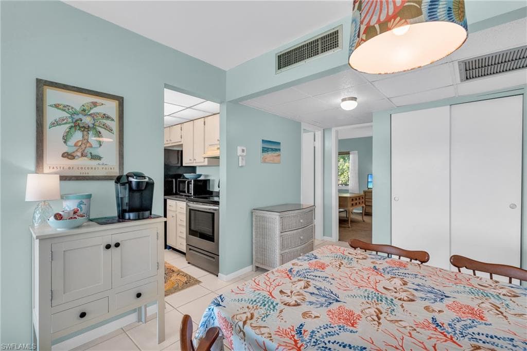 1087 Forest Lakes Dr 1-305, Naples, FL 34105-11