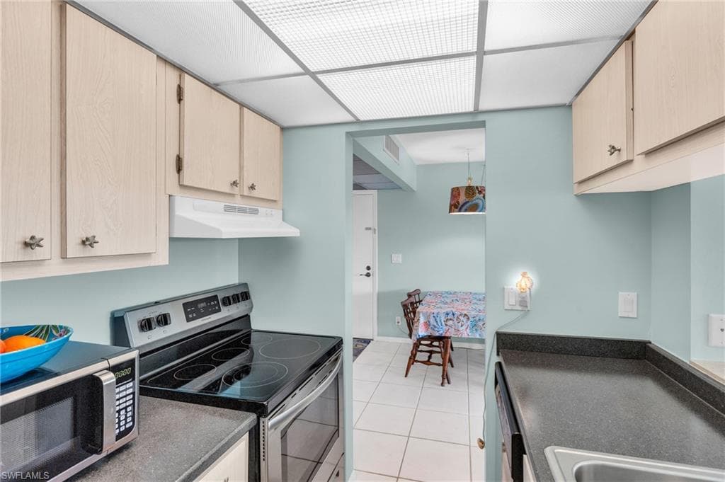 1087 Forest Lakes Dr 1-305, Naples, FL 34105-12