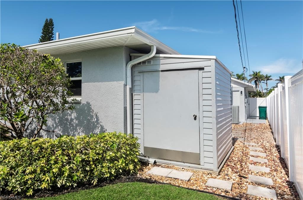 718 107th Ave N, Naples, FL 34108-21
