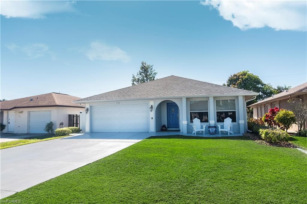 718 107th Ave N, Naples, FL 34108-2