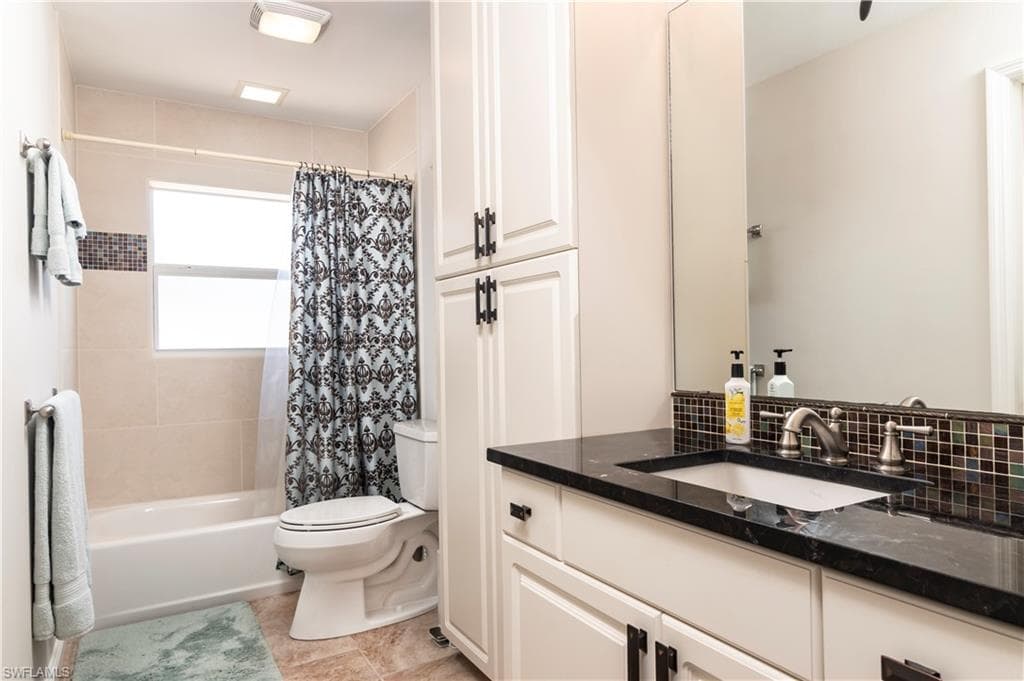 718 107th Ave N, Naples, FL 34108-8