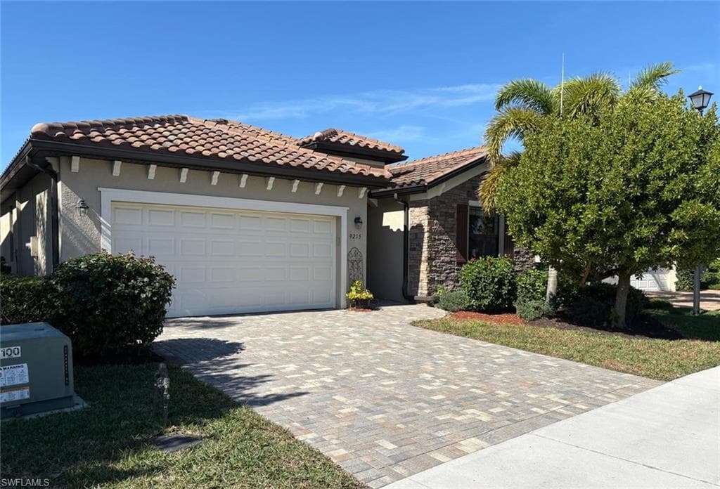 9215 Shadow Oak Ln, Naples, FL 34120-1