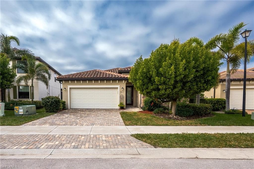 9215 Shadow Oak Ln, Naples, FL 34120-3
