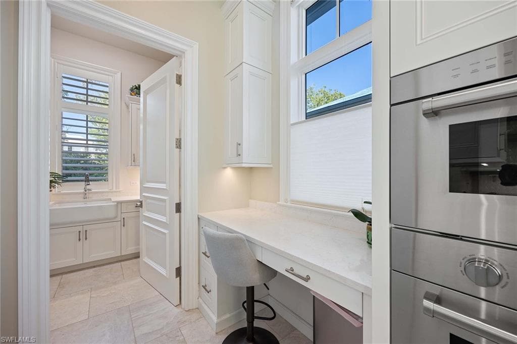 112 1st Ave N, Naples, FL 34102-14