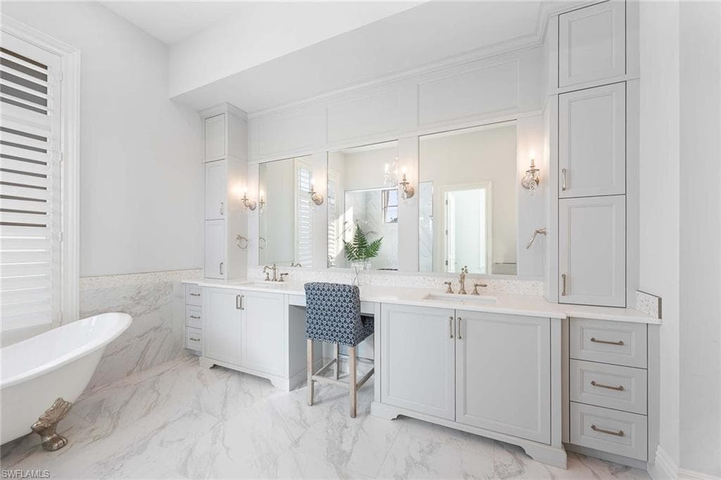 112 1st Ave N, Naples, FL 34102-22