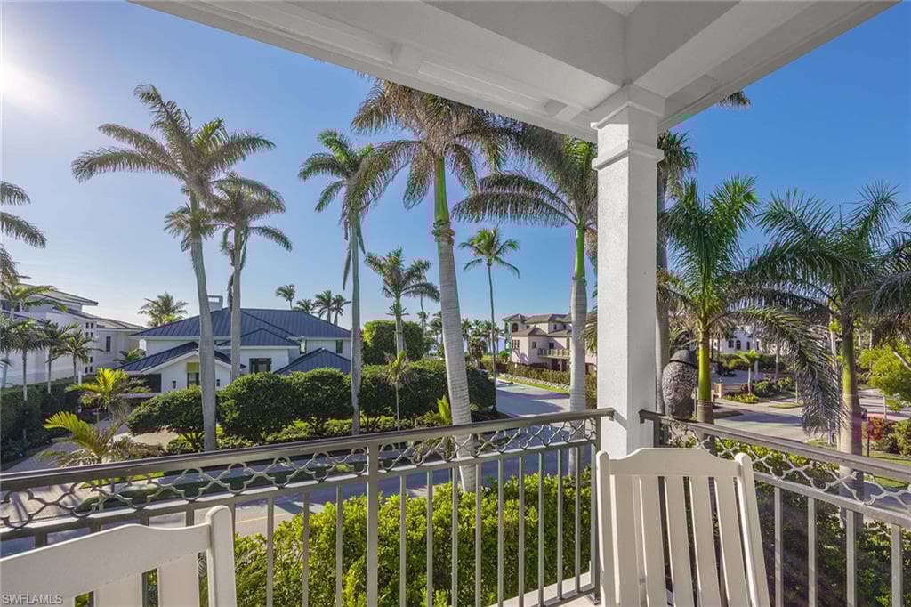 112 1st Ave N, Naples, FL 34102-33