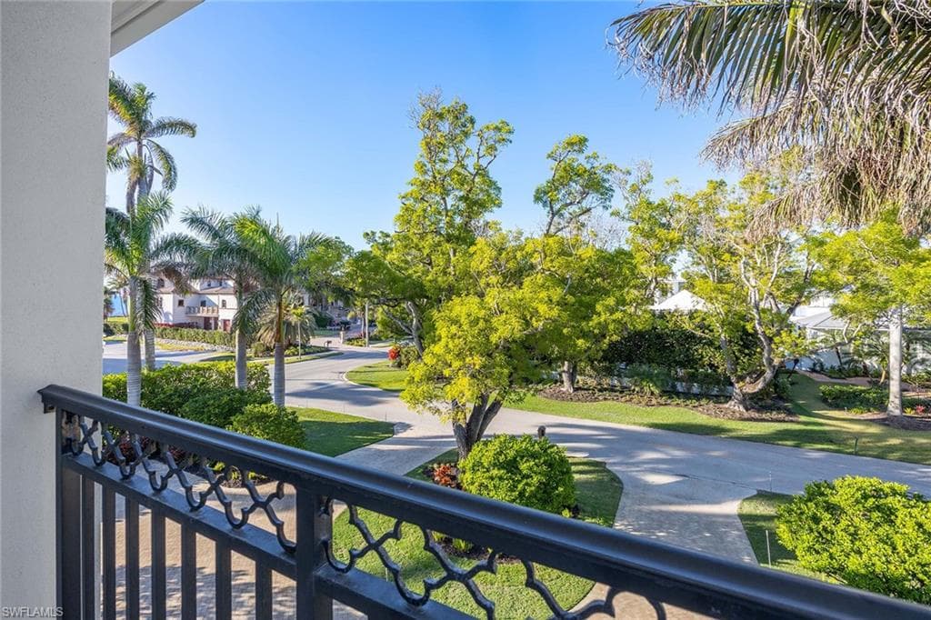 112 1st Ave N, Naples, FL 34102-37
