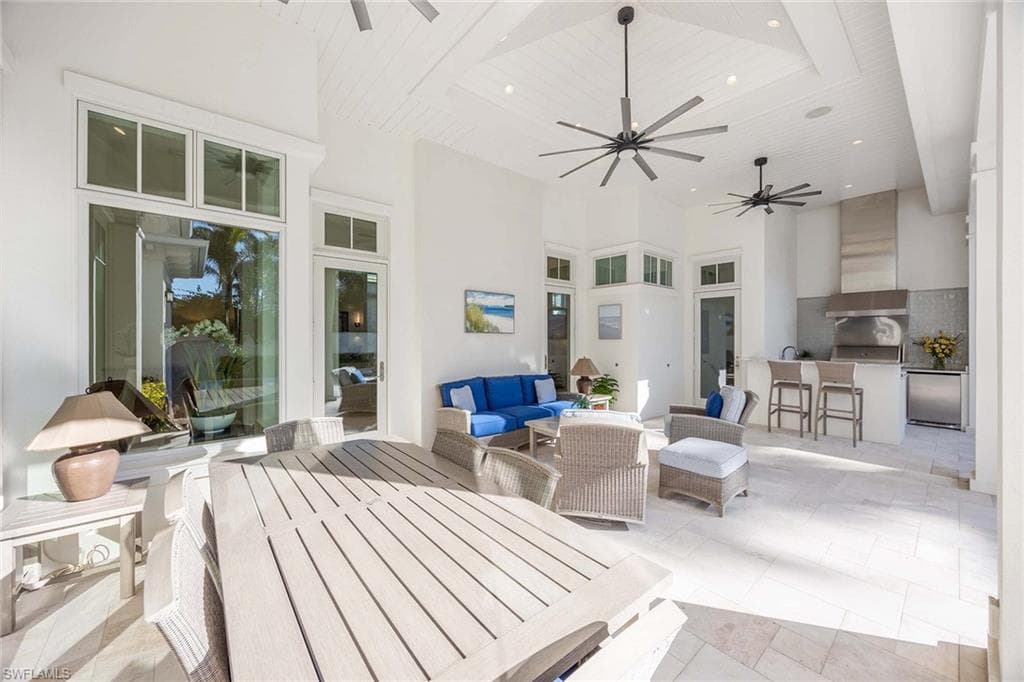 112 1st Ave N, Naples, FL 34102-39