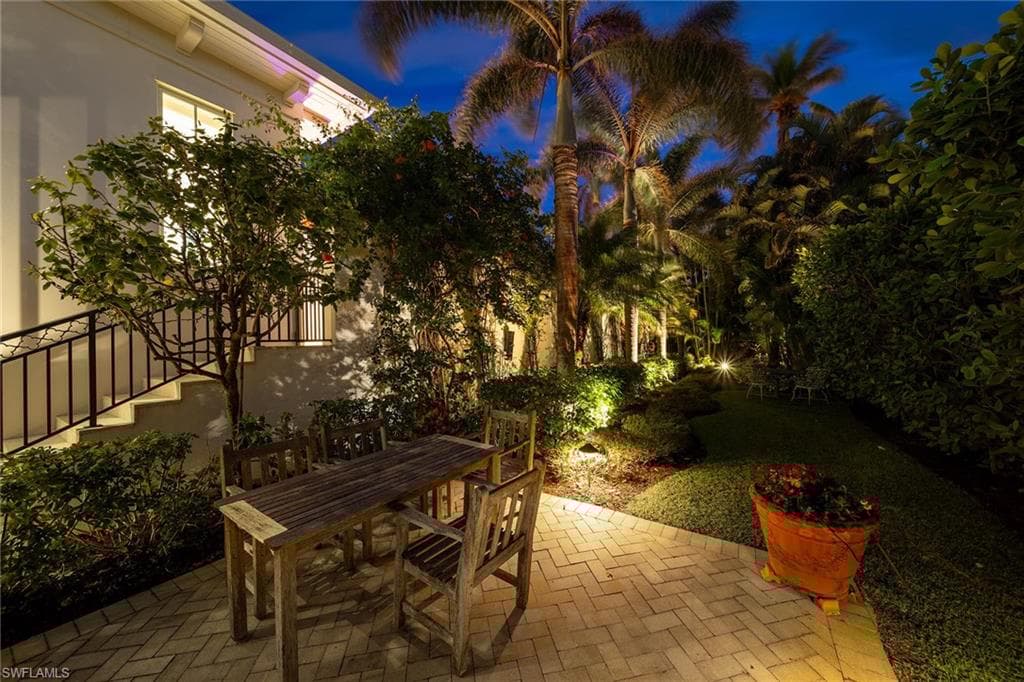 112 1st Ave N, Naples, FL 34102-42