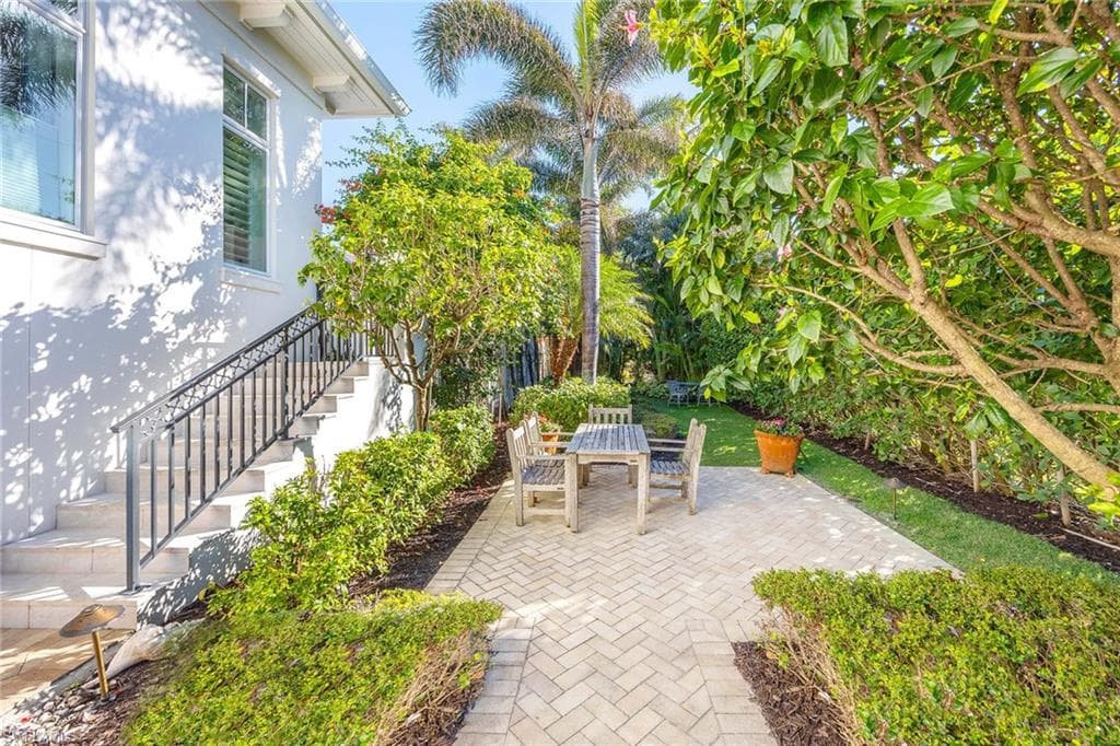 112 1st Ave N, Naples, FL 34102-48