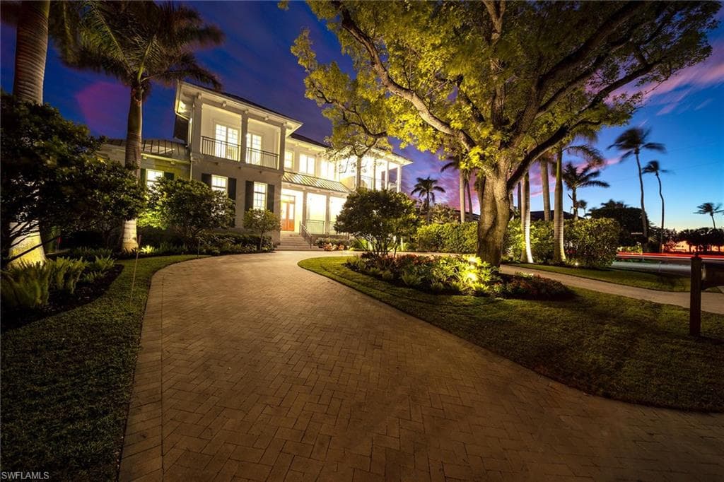 112 1st Ave N, Naples, FL 34102-4