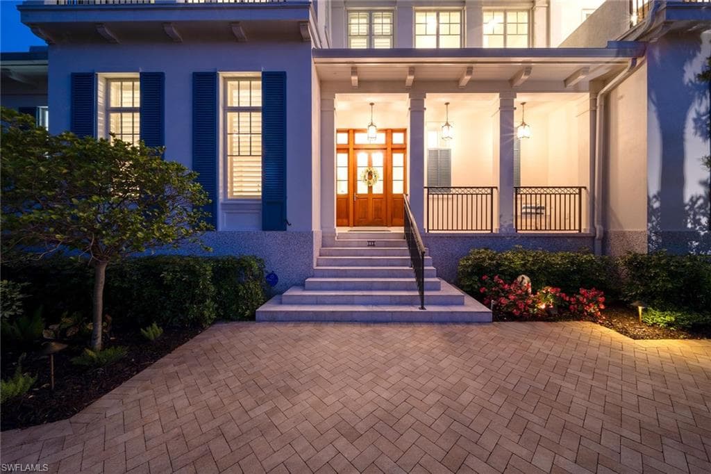 112 1st Ave N, Naples, FL 34102-7