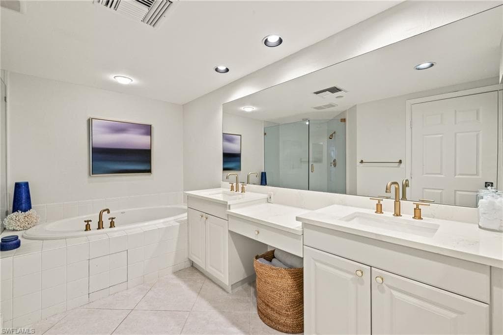 7117 Pelican Bay Blvd 1007, Naples, FL 34108-9