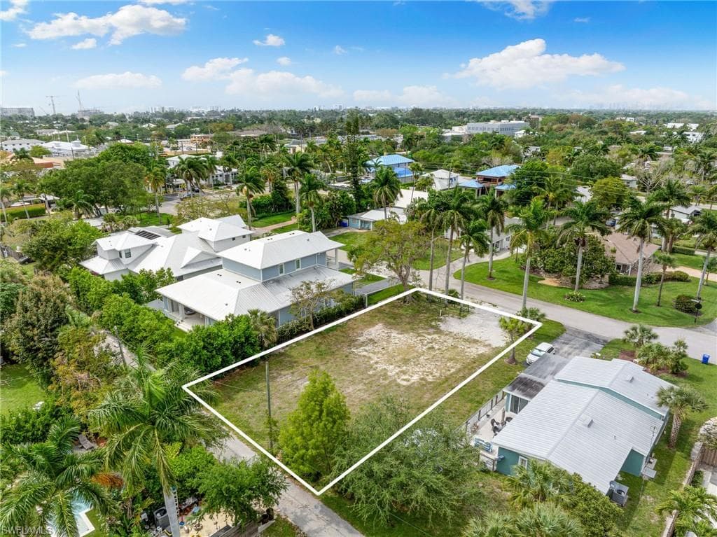 1084 Broad Ave N, Naples, FL 34102-10