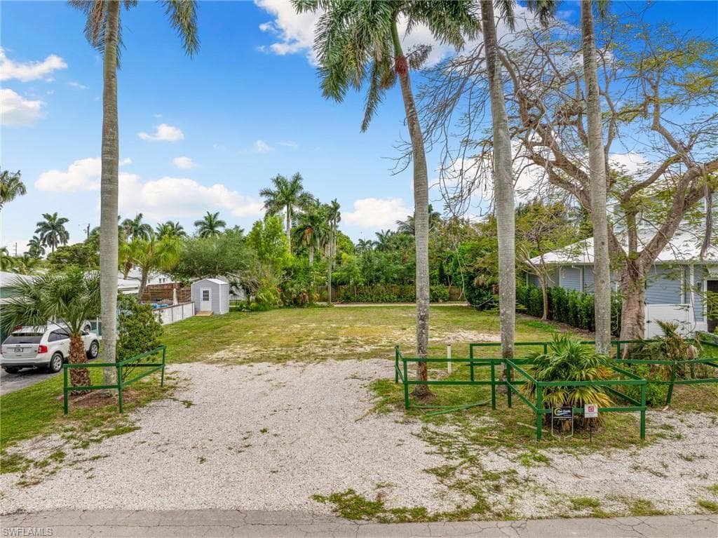 1084 Broad Ave N, Naples, FL 34102-3