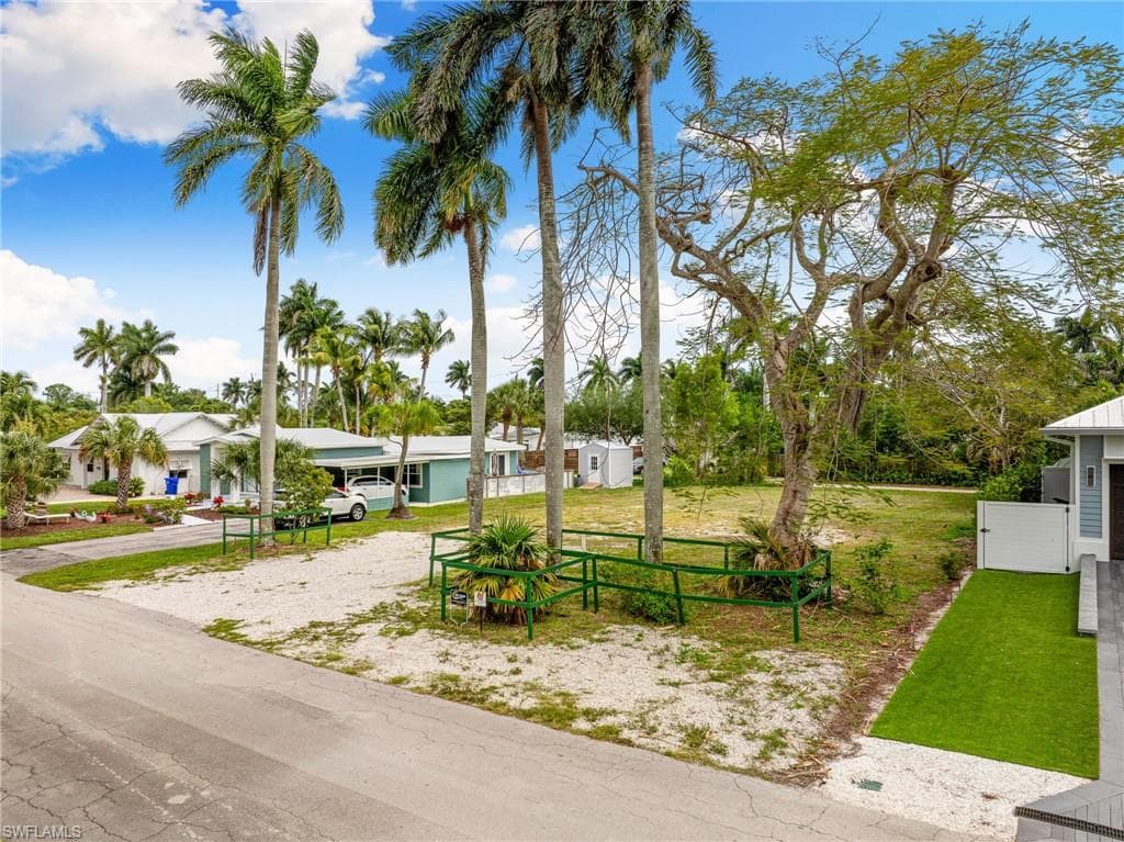 1084 Broad Ave N, Naples, FL 34102-4