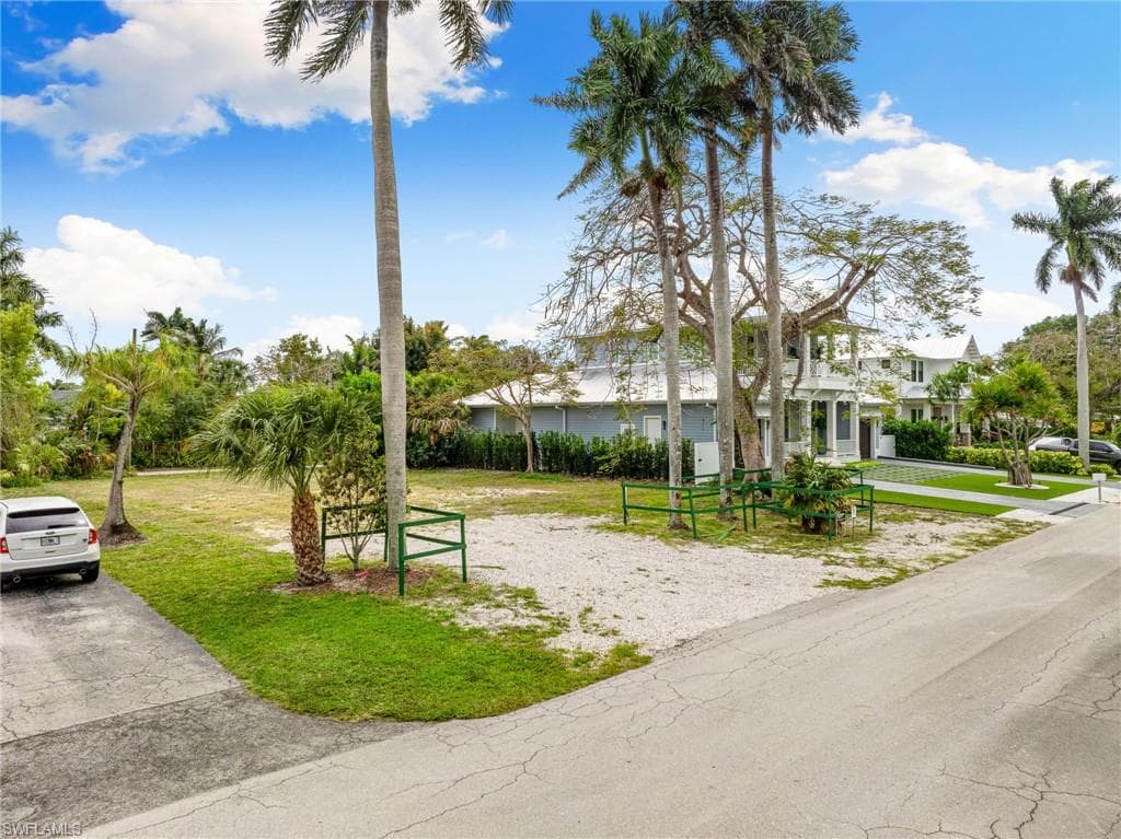 1084 Broad Ave N, Naples, FL 34102-5