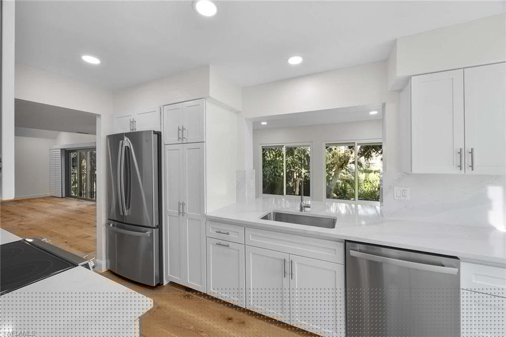 375 8th Ave S D, Naples, FL 34102-9