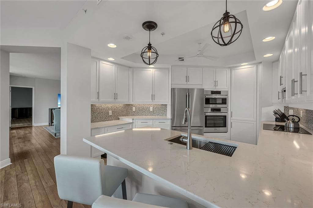 445 Cove Tower Dr 704, Naples, FL 34110-12
