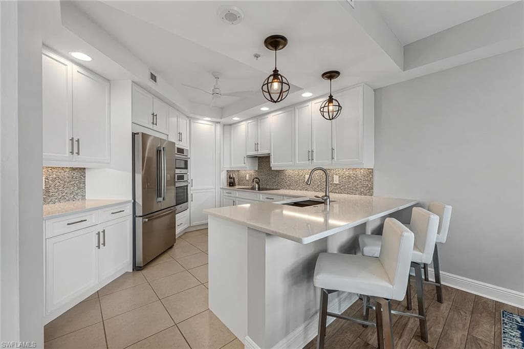 445 Cove Tower Dr 704, Naples, FL 34110-13