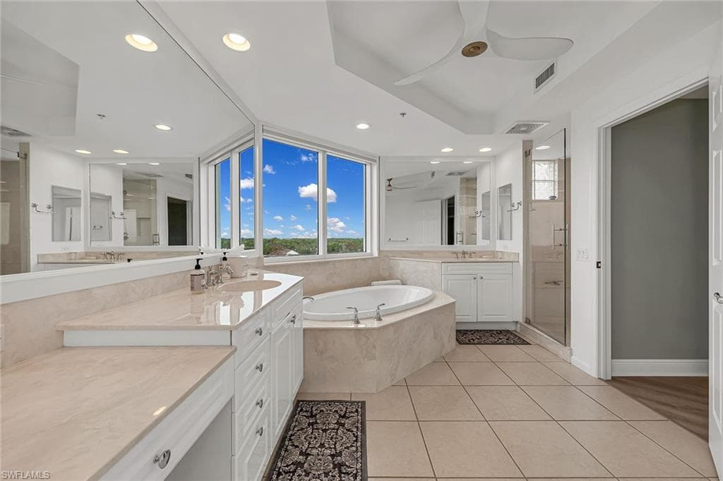 445 Cove Tower Dr 704, Naples, FL 34110-18