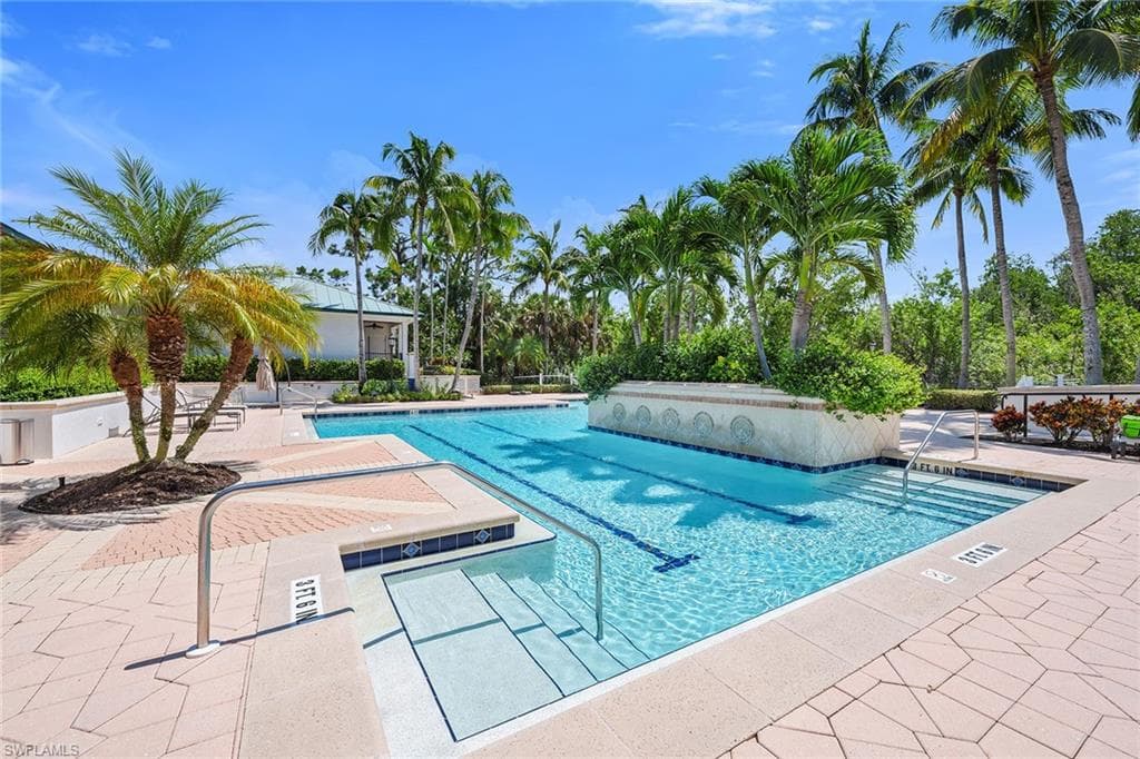 445 Cove Tower Dr 704, Naples, FL 34110-27