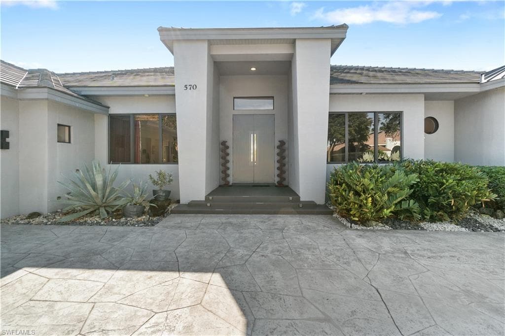 570 Portsmouth Ct, Naples, FL 34110-4