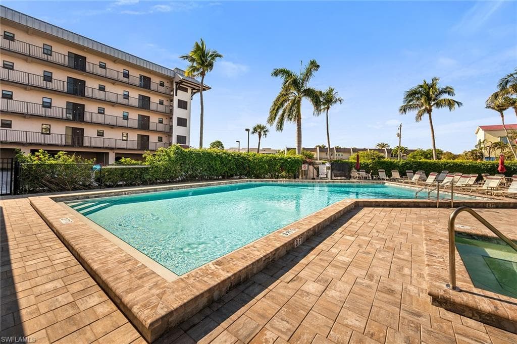 803 River Point Dr 105b, Naples, FL 34102-28