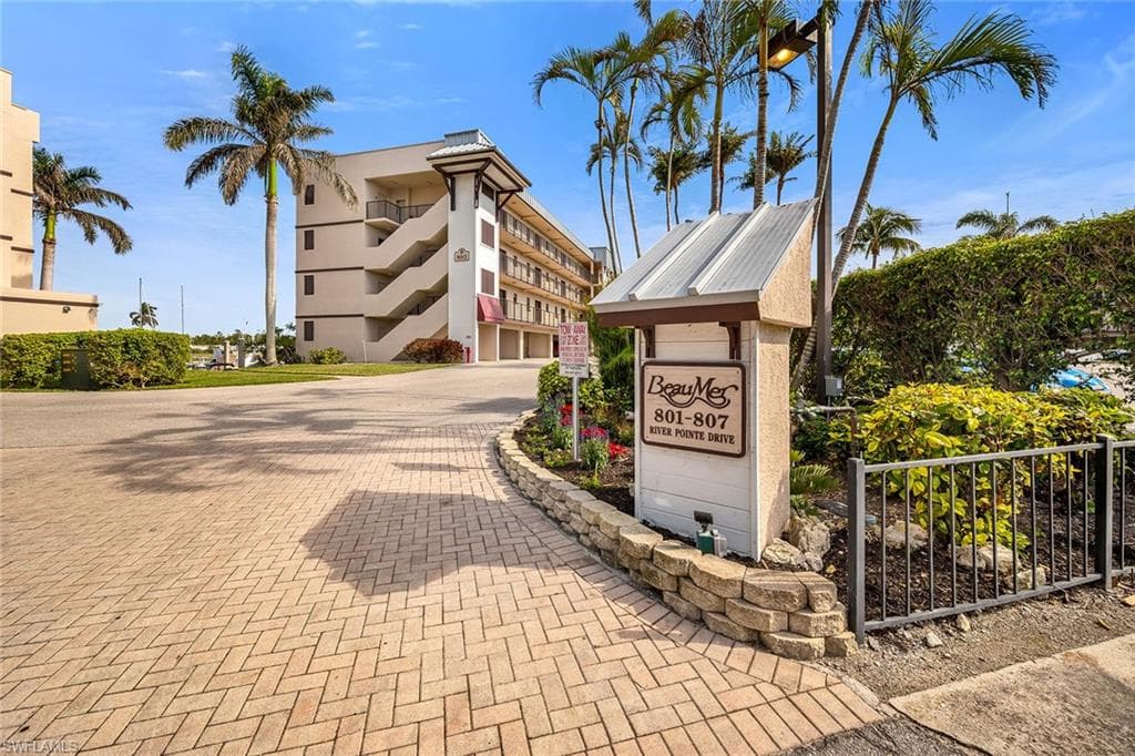 803 River Point Dr 105b, Naples, FL 34102-2