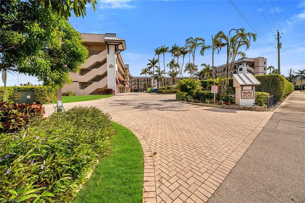 803 River Point Dr 105b, Naples, FL 34102-44