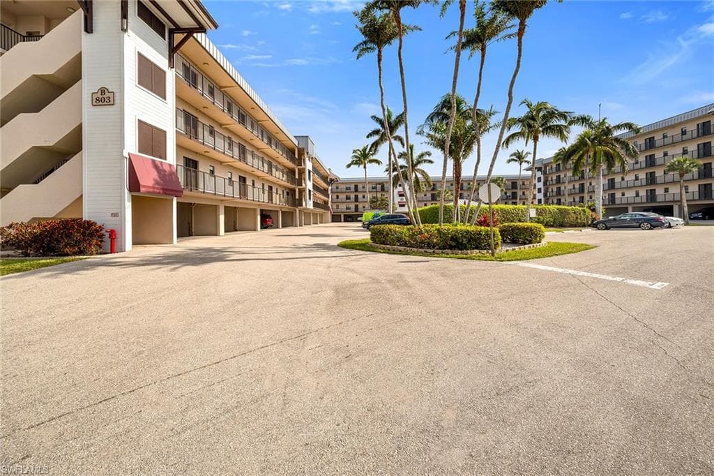 803 River Point Dr 105b, Naples, FL 34102-45