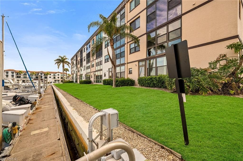 803 River Point Dr 105b, Naples, FL 34102-46