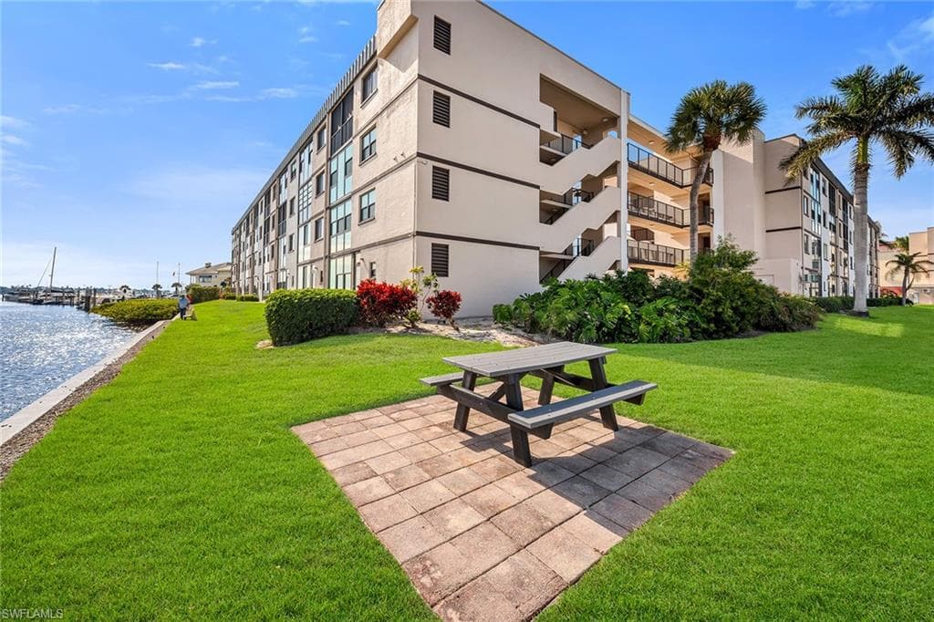 803 River Point Dr 105b, Naples, FL 34102-3