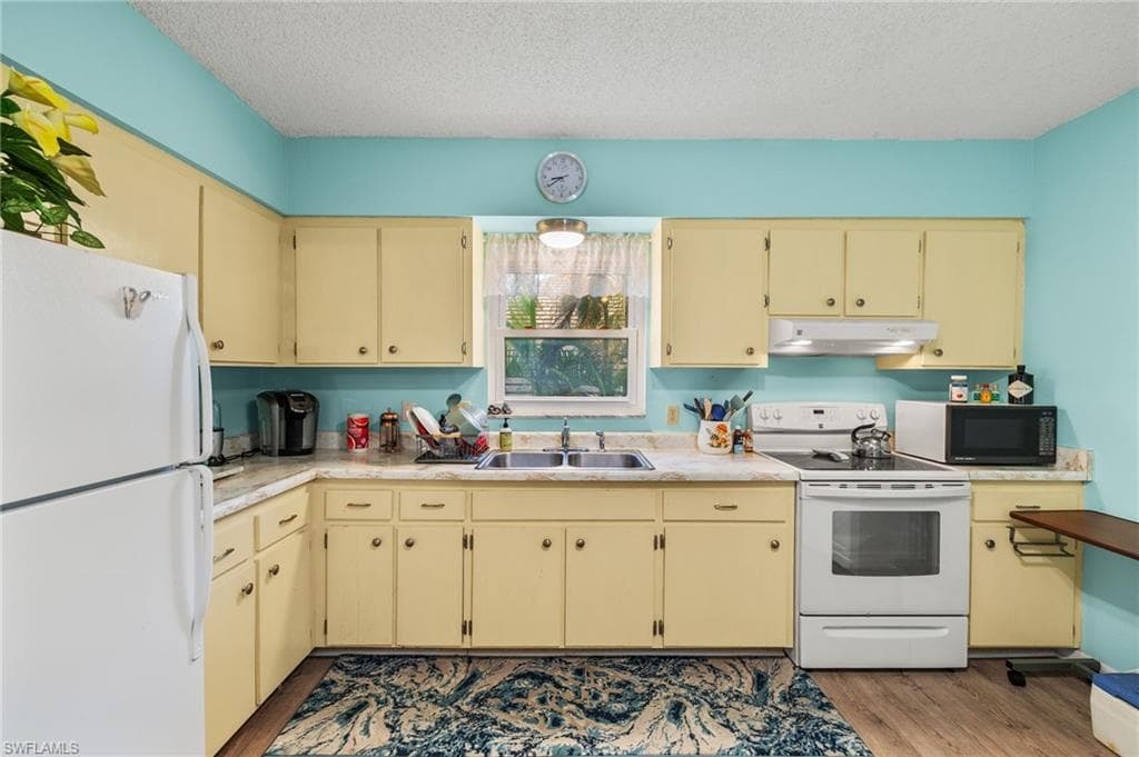 940 3rd St S 203, Naples, FL 34102-8