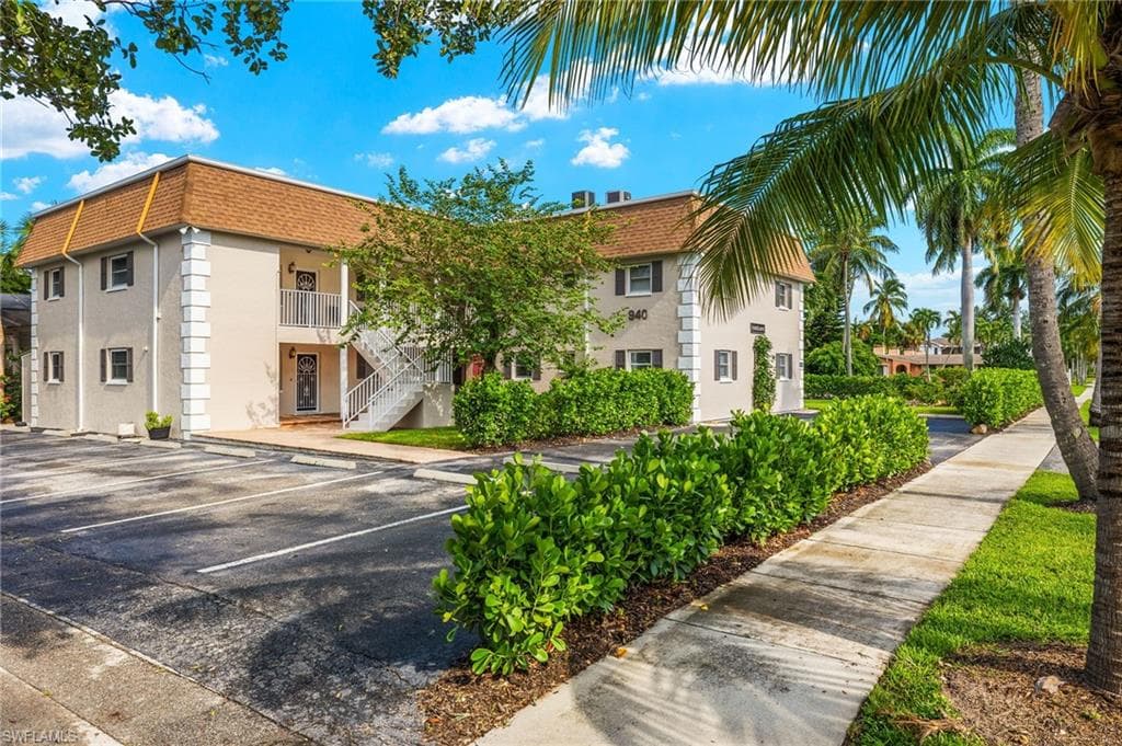 940 3rd St S 203, Naples, FL 34102-2