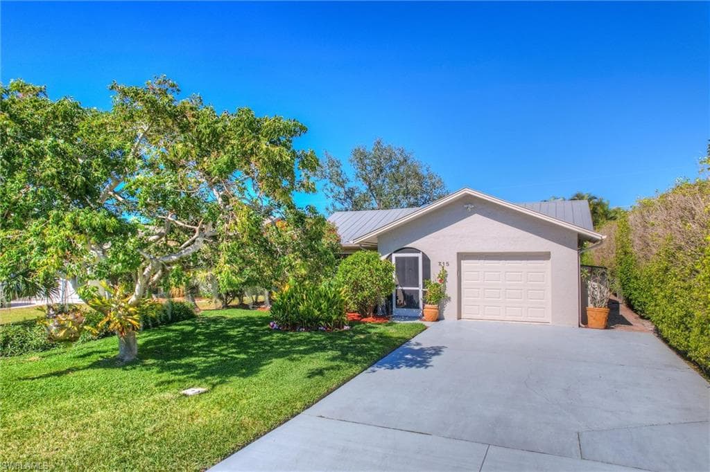 715 96th Ave N, Naples, FL 34108-3