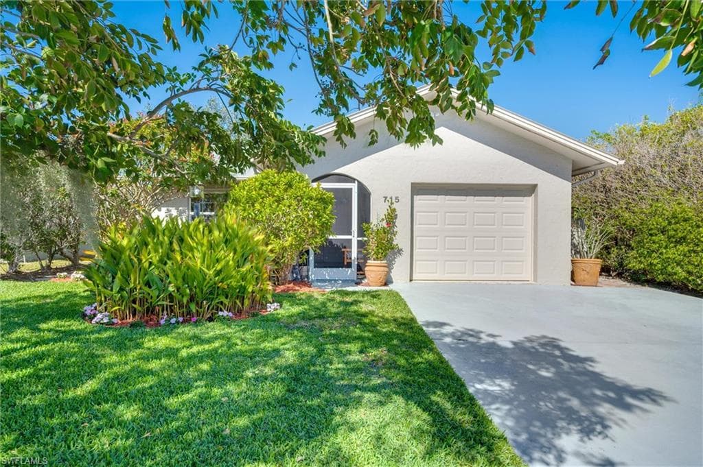 715 96th Ave N, Naples, FL 34108-6