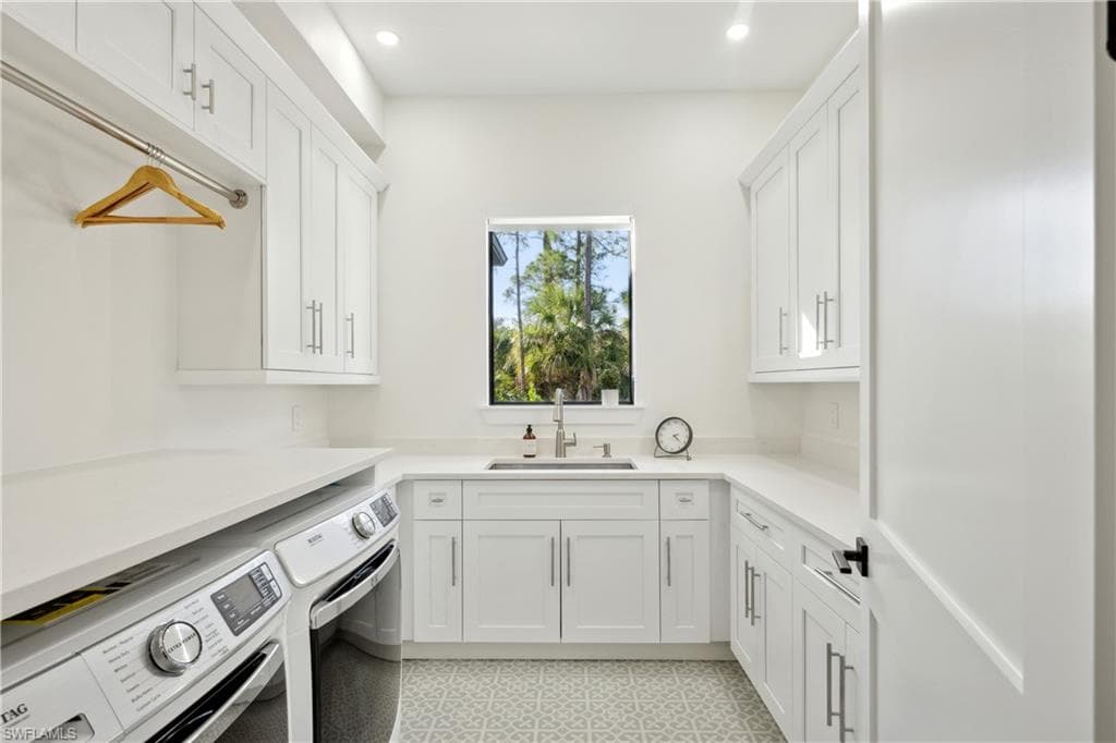 467 20th Ave NE, Naples, FL 34120-34