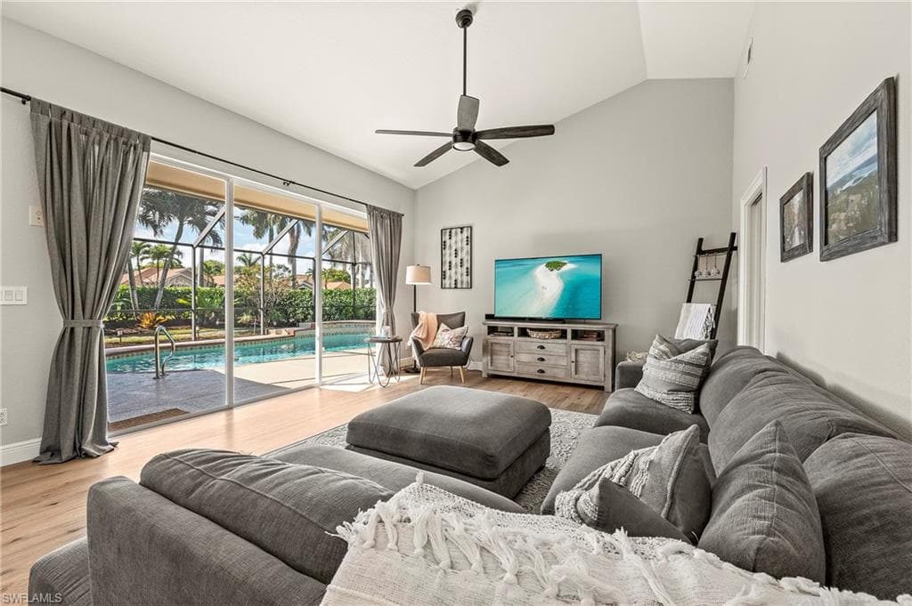 1015 Tivoli Ln, Naples, FL 34104-12
