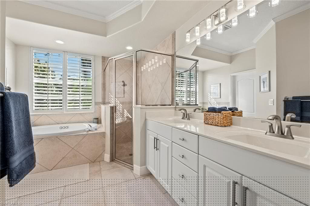 1015 Tivoli Ln, Naples, FL 34104-17