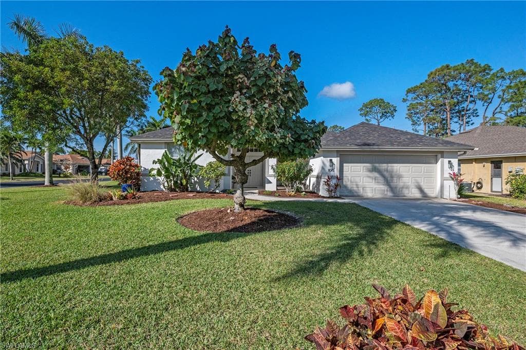 1015 Tivoli Ln, Naples, FL 34104-2